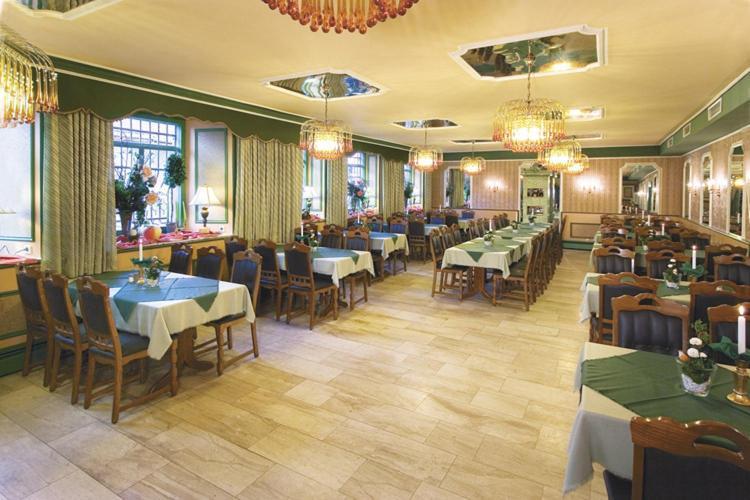 Hotel-Gasthof Zur Post Velburg Exterior photo